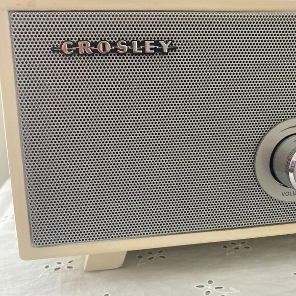 Crosley Ranchero Retro Style AM/FM Radio - Picture 2 of 8